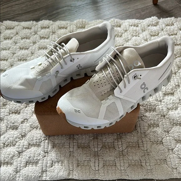 On Running White Athletic Shoes with Sleek Design - Picture 3 of 6